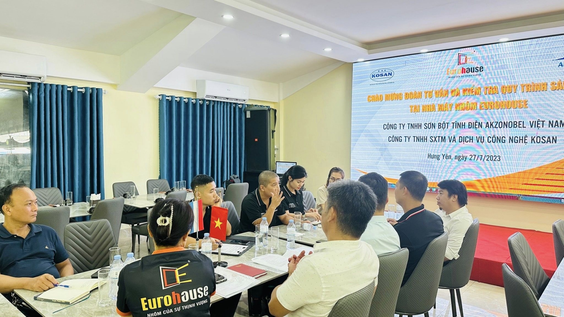 Tập Đoàn Sơn AKZONOBEL và nhà cung cấp hóa chất KOSAN làm việc tại Nhà Máy Nhôm EUROHOUSE