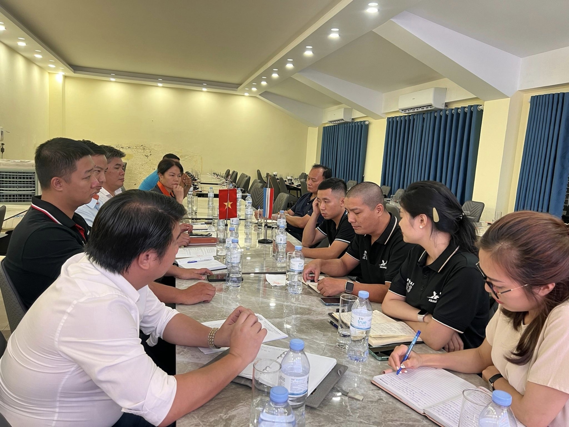 Tập Đoàn Sơn AKZONOBEL và nhà cung cấp hóa chất KOSAN làm việc tại Nhà Máy Nhôm EUROHOUSE