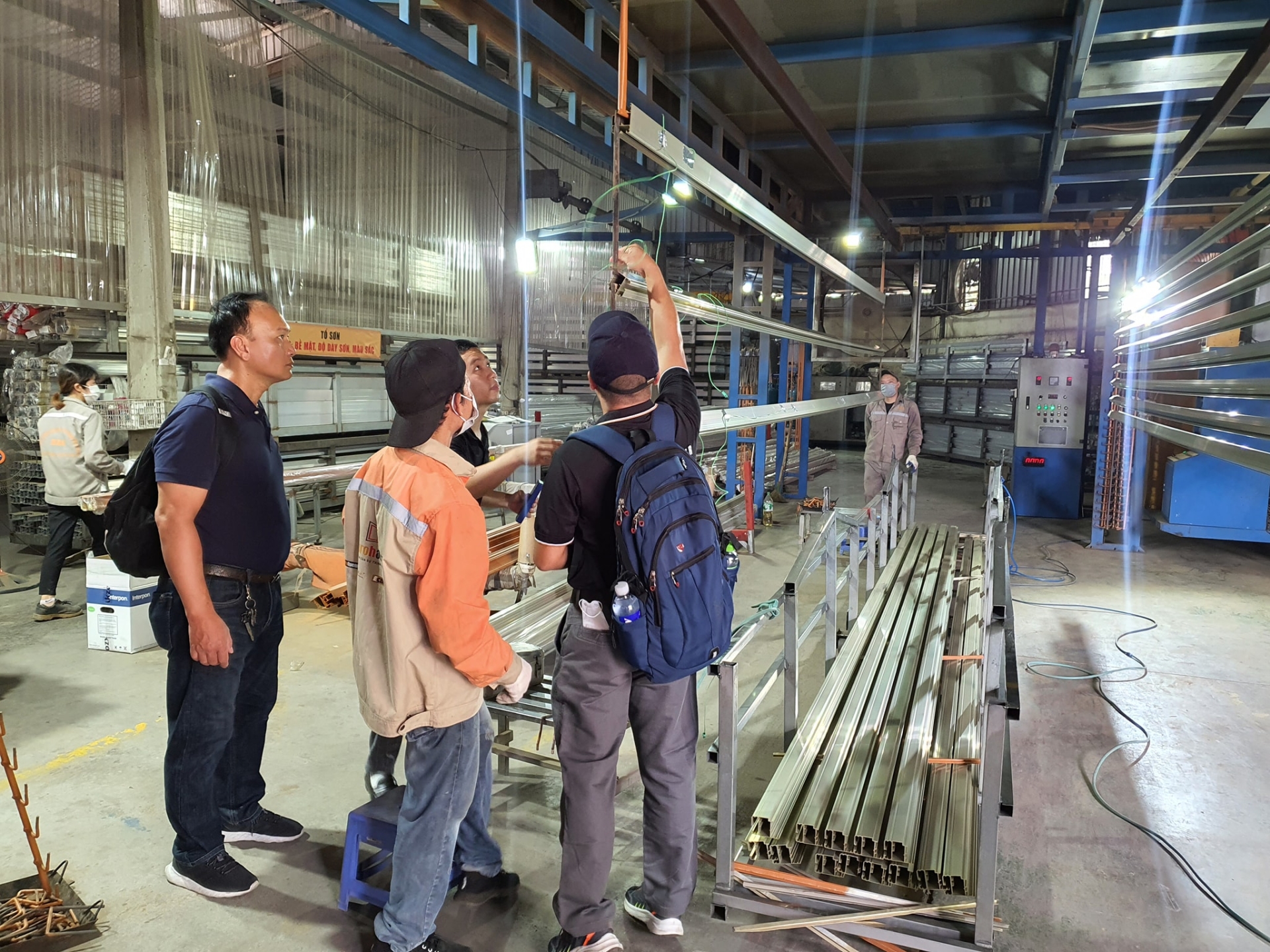 Tập Đoàn Sơn AKZONOBEL và nhà cung cấp hóa chất KOSAN làm việc tại Nhà Máy Nhôm EUROHOUSE