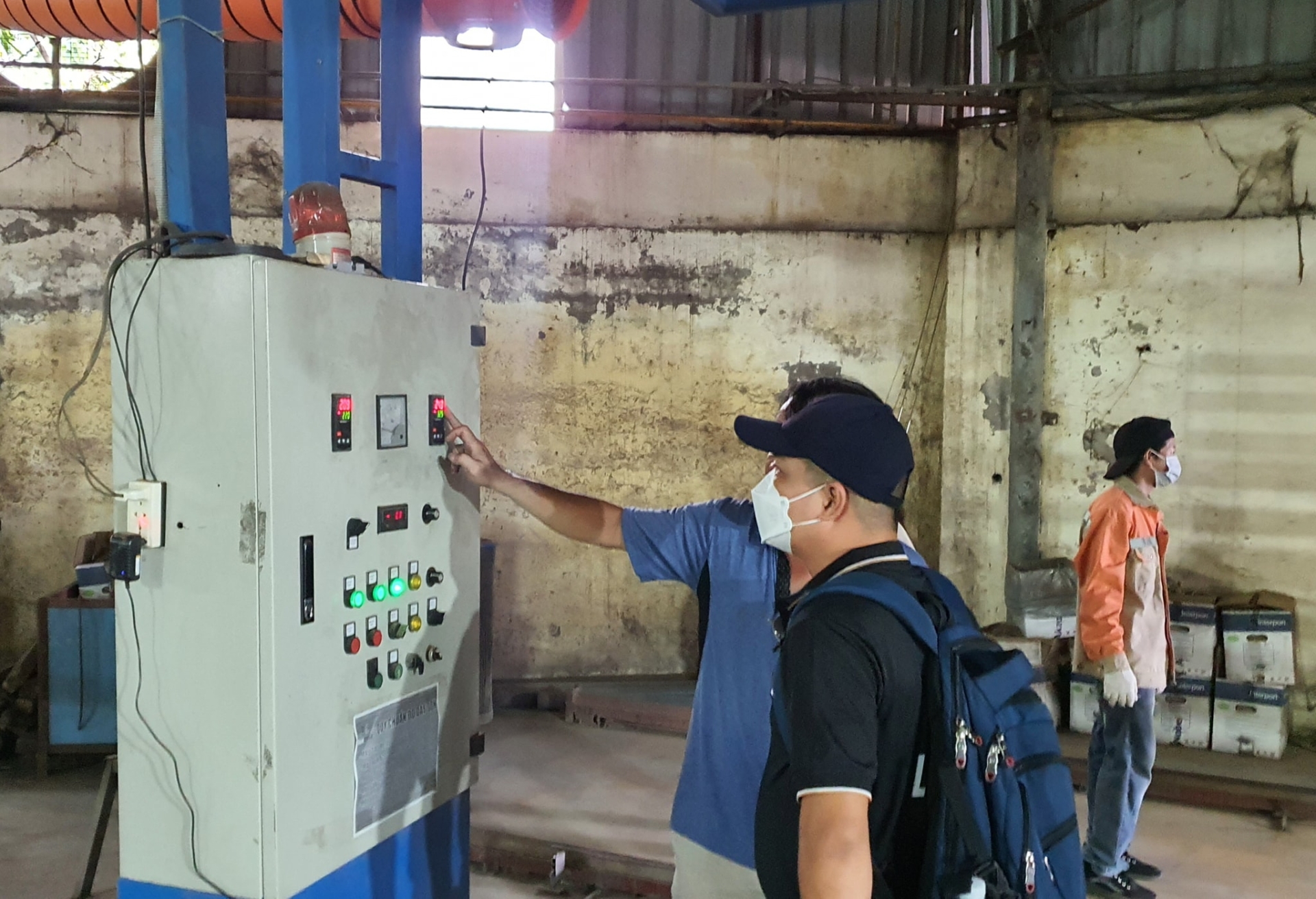 Tập Đoàn Sơn AKZONOBEL và nhà cung cấp hóa chất KOSAN làm việc tại Nhà Máy Nhôm EUROHOUSE