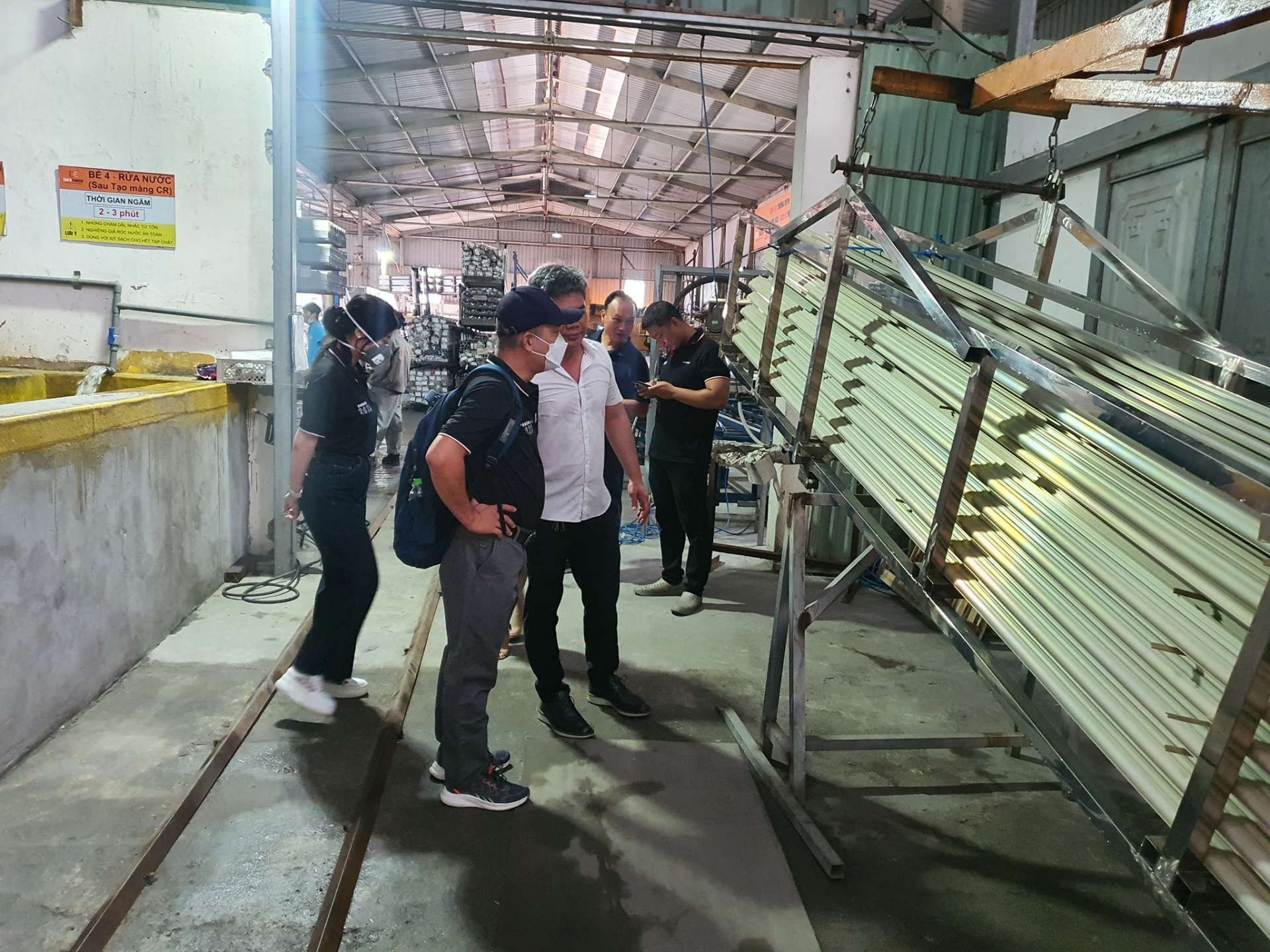 Tập Đoàn Sơn AKZONOBEL và nhà cung cấp hóa chất KOSAN làm việc tại Nhà Máy Nhôm EUROHOUSE