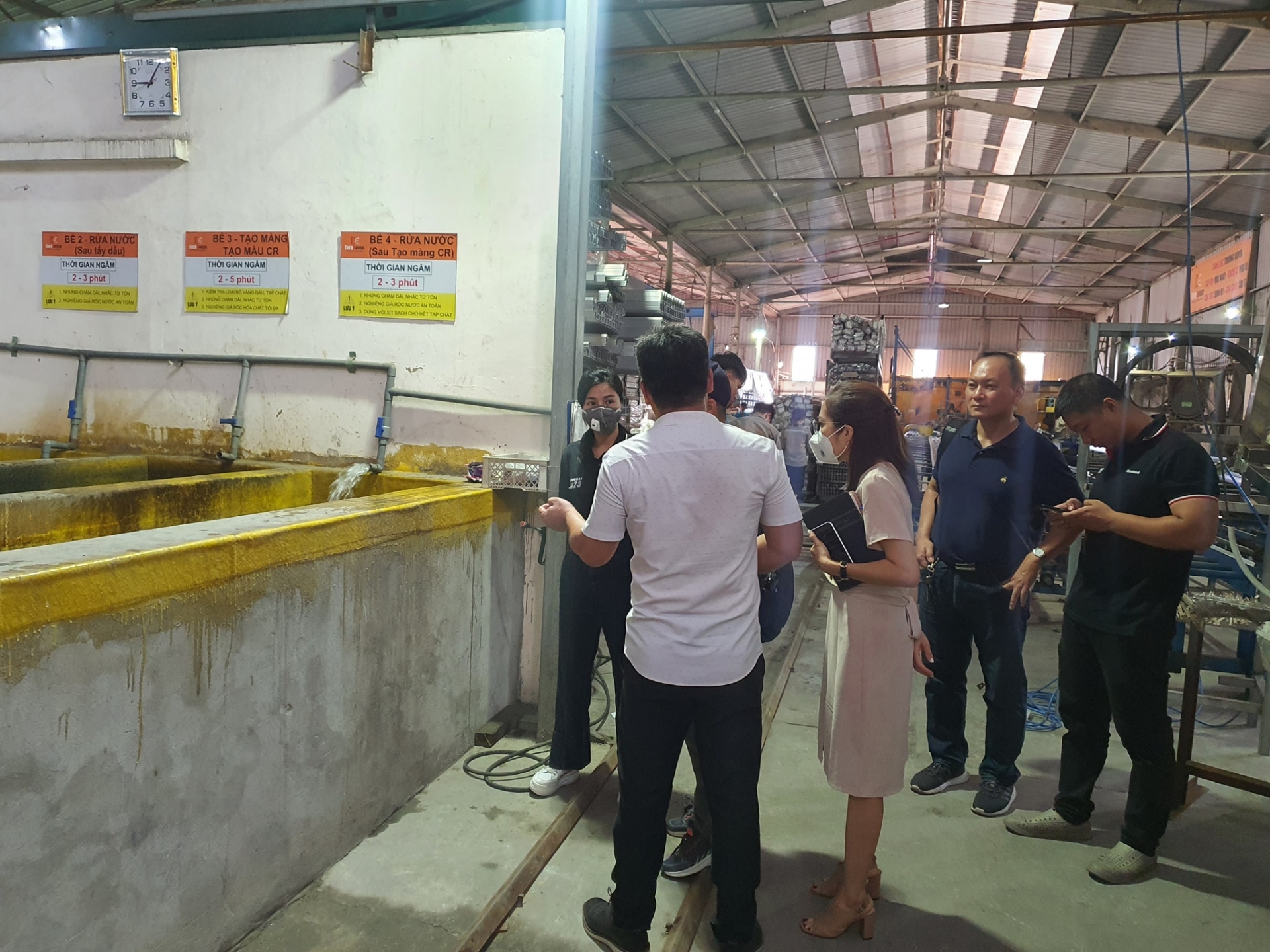 Tập Đoàn Sơn AKZONOBEL và nhà cung cấp hóa chất KOSAN làm việc tại Nhà Máy Nhôm EUROHOUSE