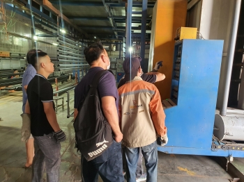 Tập Đoàn Sơn AKZONOBEL và nhà cung cấp hóa chất KOSAN làm việc tại Nhà Máy Nhôm EUROHOUSE